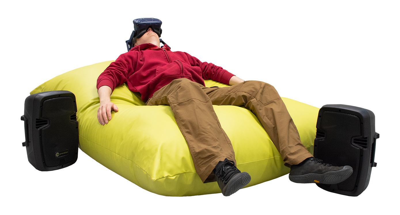 Mies makaa säkkituolissa virtuaalilasit päässään